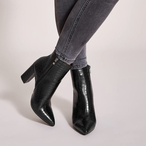 Trendy heel booties faux crocodile pattern - Picture 1 of 7